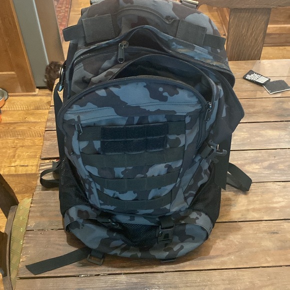Camo tactical backpack with multiple pockets 30L - Picture 3 of 4